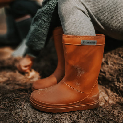 De thermoboots zijn gevoerd met wol aan de binnenzijde. De regenlaarzen zijn van ENFANT en oranje van kleur.