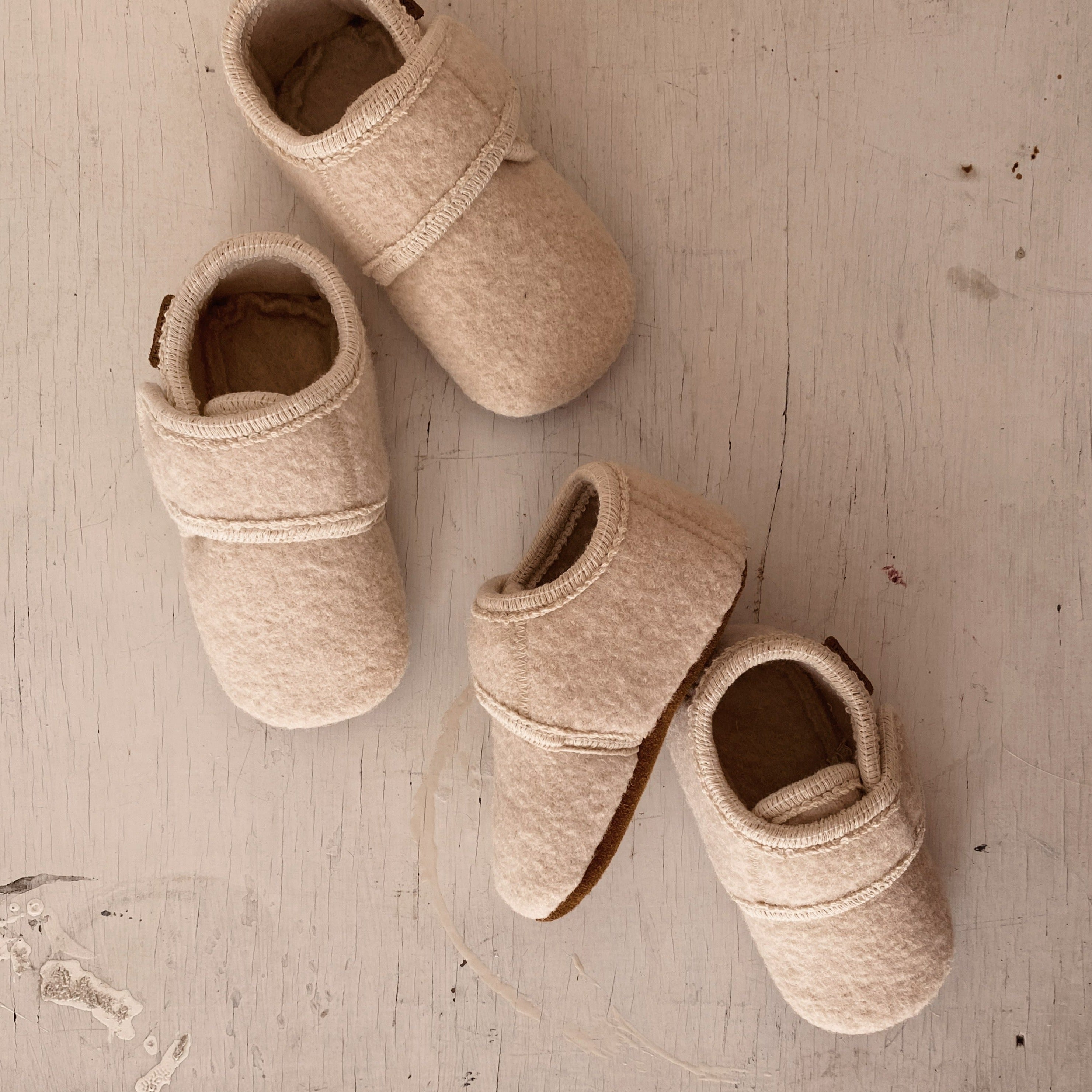 Limited Edition Babyslofjes wool Enfant in de kleur beige met klittenband sluiting voor baby's.