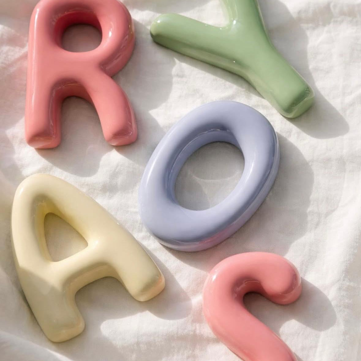 Alfabet ceramiek lettersop een kleed