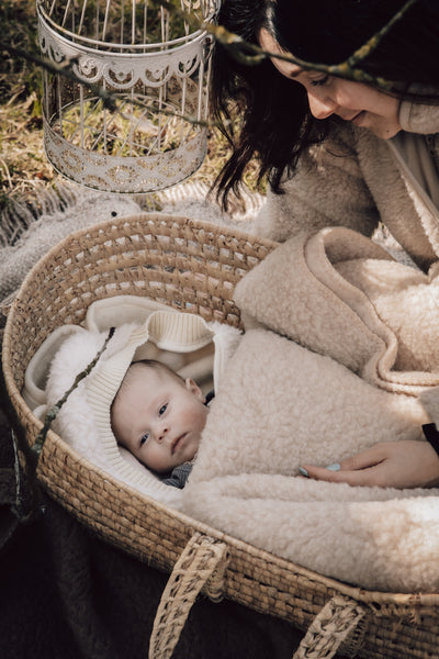 Wikkeldeken voor baby's in de kleur beige gemaakt van wol van het merk Alwero.