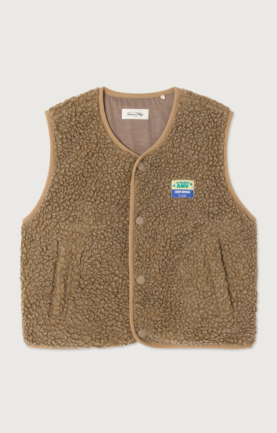 Gilet van wol in sand kleur van american vintage met een witte achtergrond