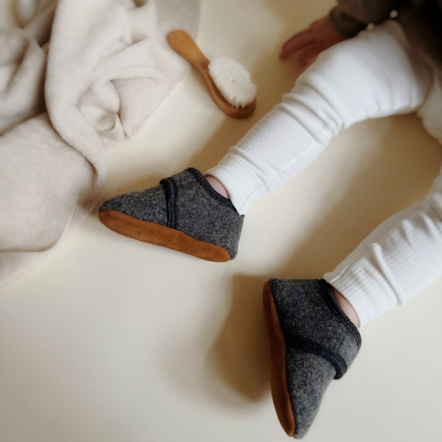 Babyslofjes wool Enfant in de kleur grijs met klittenband sluiting voor baby's lifestyle 2.