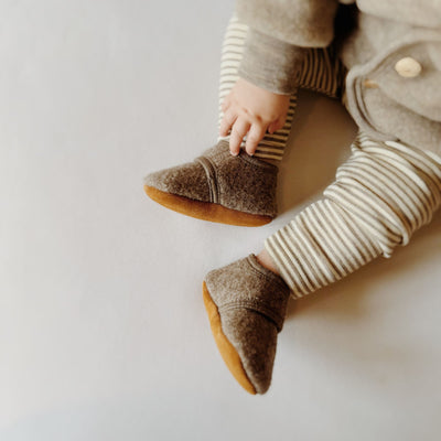 Babyslofjes wool Enfant in de kleur bruin met klittenband sluiting voor baby's lifestyle.