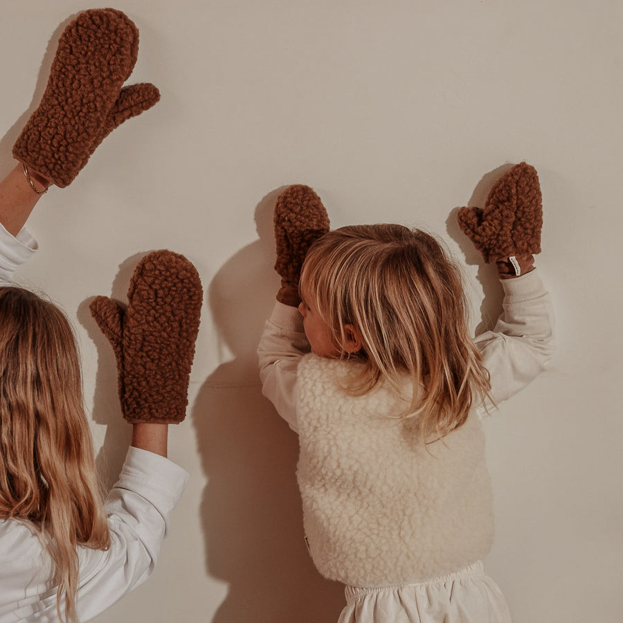 Warme wollen bruine handschoenen voor kinderen gemaakt van schapenwol van het merk binibamba