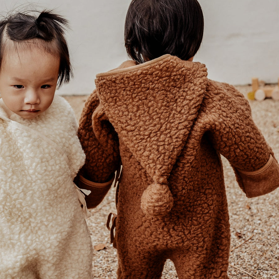 Jumpsuit voor kind gemaakt van dik schapenwol van het merk binibamba