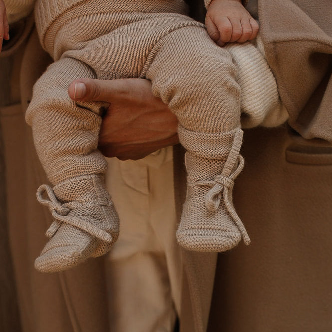 Gebreide broek voor baby's in de kleur sand van HVID.