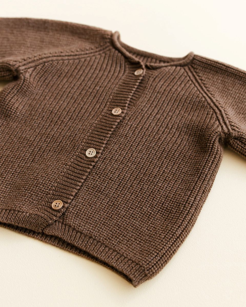 Close up Voorzijde Cardigan baby mocha 