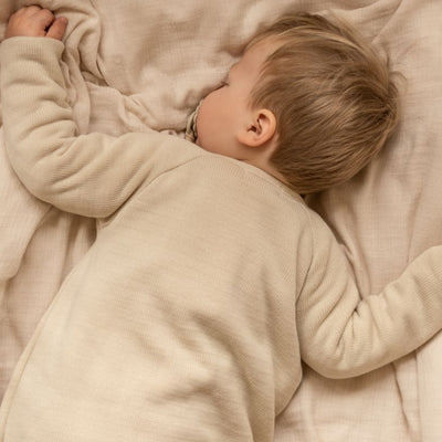 Slaapzak gemaakt van biologische merino wol fleece voor baby's en kinderen van Reiff in naturel..