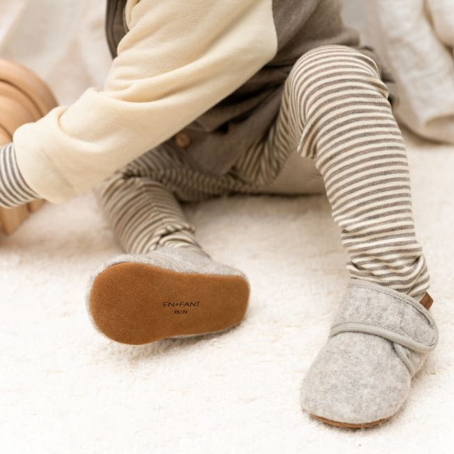 Babyslofjes wool Enfant in de kleur grijs met klittenband sluiting voor baby's.