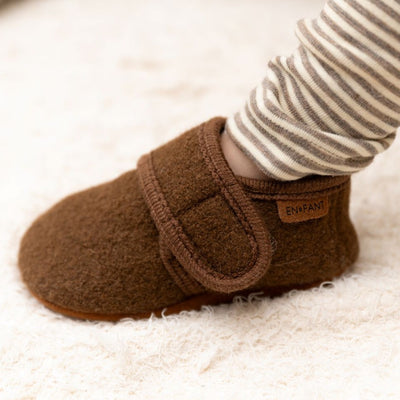 Babyslofjes wool Enfant in de kleur bruin met klittenband sluiting voor baby's.