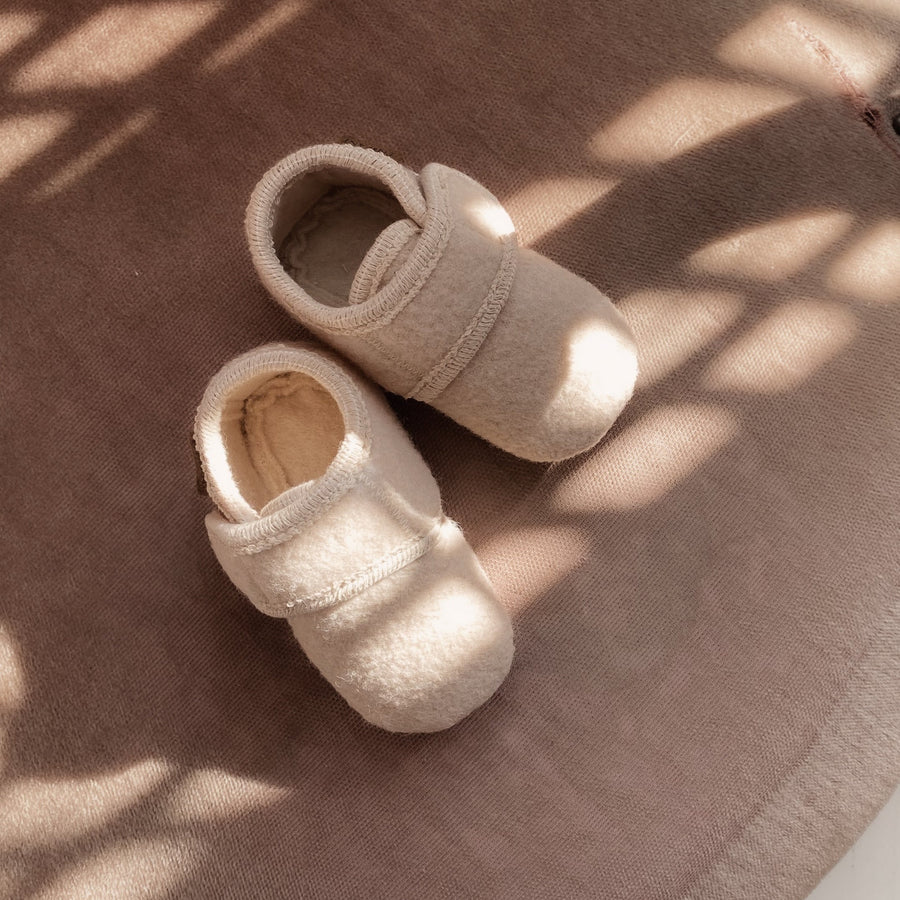 Limited Edition Babyslofjes wool Enfant in de kleur beige met klittenband sluiting voor baby's.