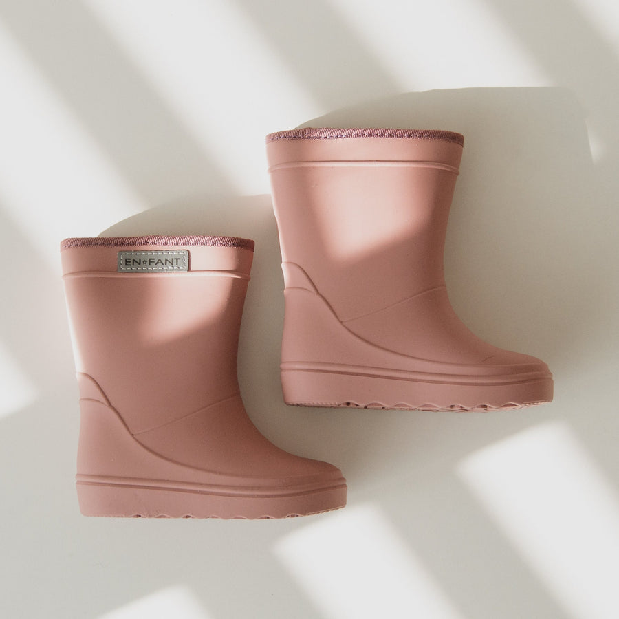 De thermoboots zijn gevoerd met wol aan de binnenzijde. De regenlaarzen zijn van ENFANT en rose van kleur.