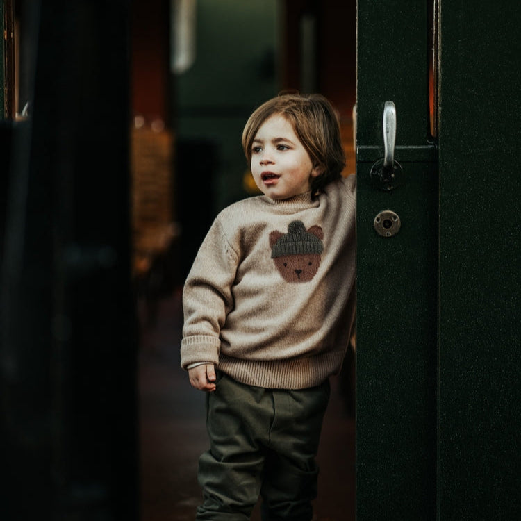 Donsje Merino wool trui beer aan bij jongen