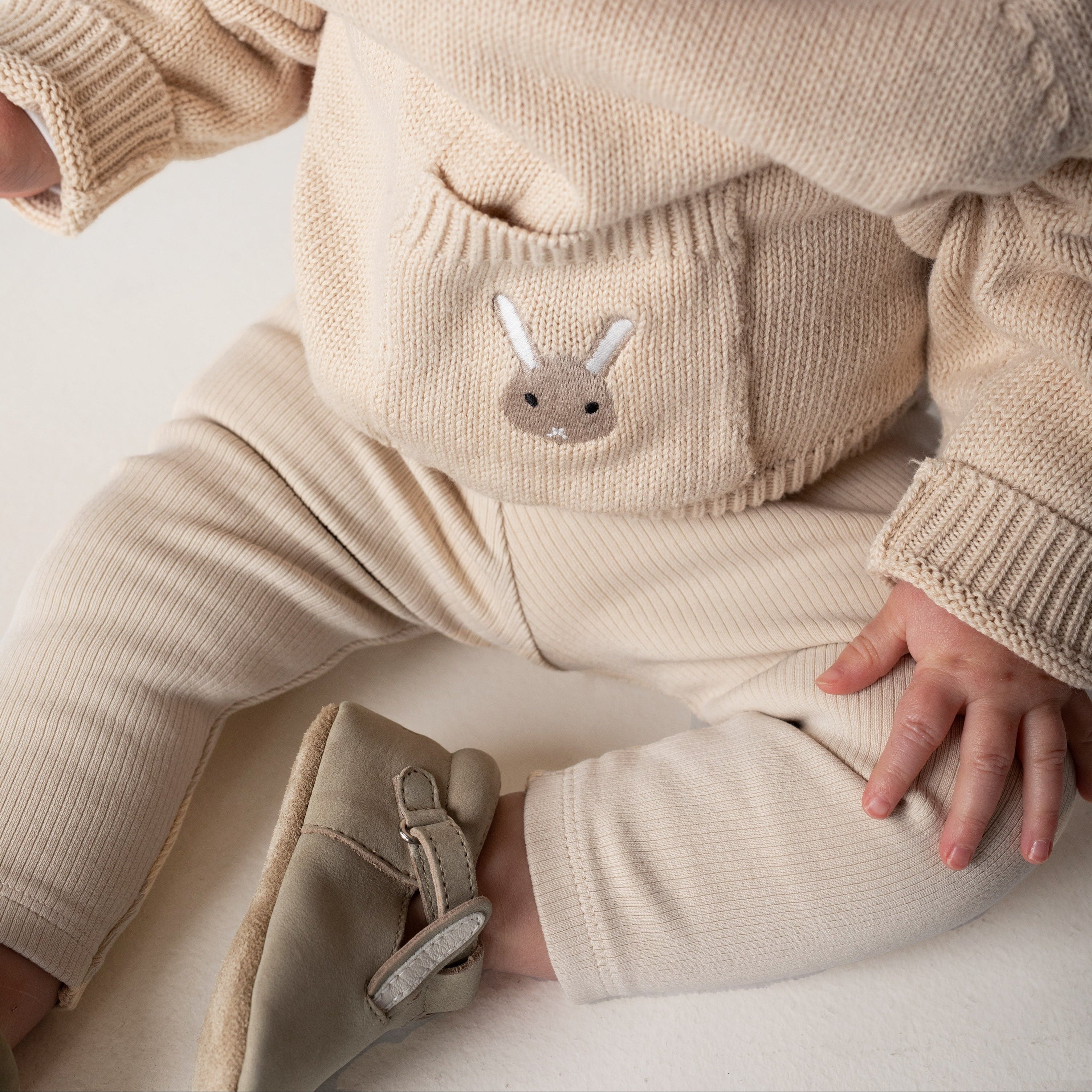 Donsje trui en legging aan bij baby