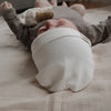Newborn baby mutsje in naturel van Mar Mar Copenhagen.