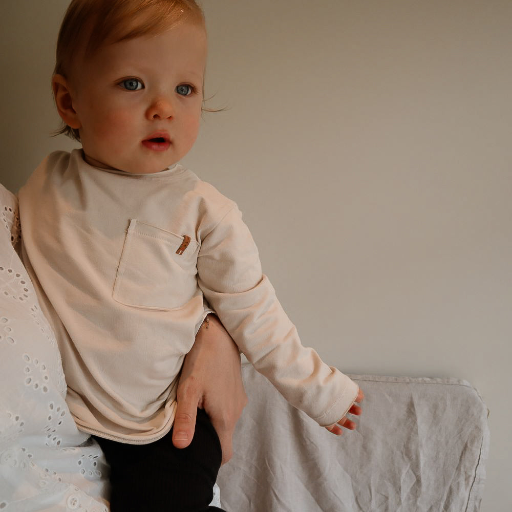 Longsleeve dust voor baby's (kinderen) met een zakje aan de voorzijde van het merk Nixnut.