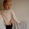 Longsleeve dust voor baby's (kinderen) met een zakje aan de voorzijde van het merk Nixnut.
