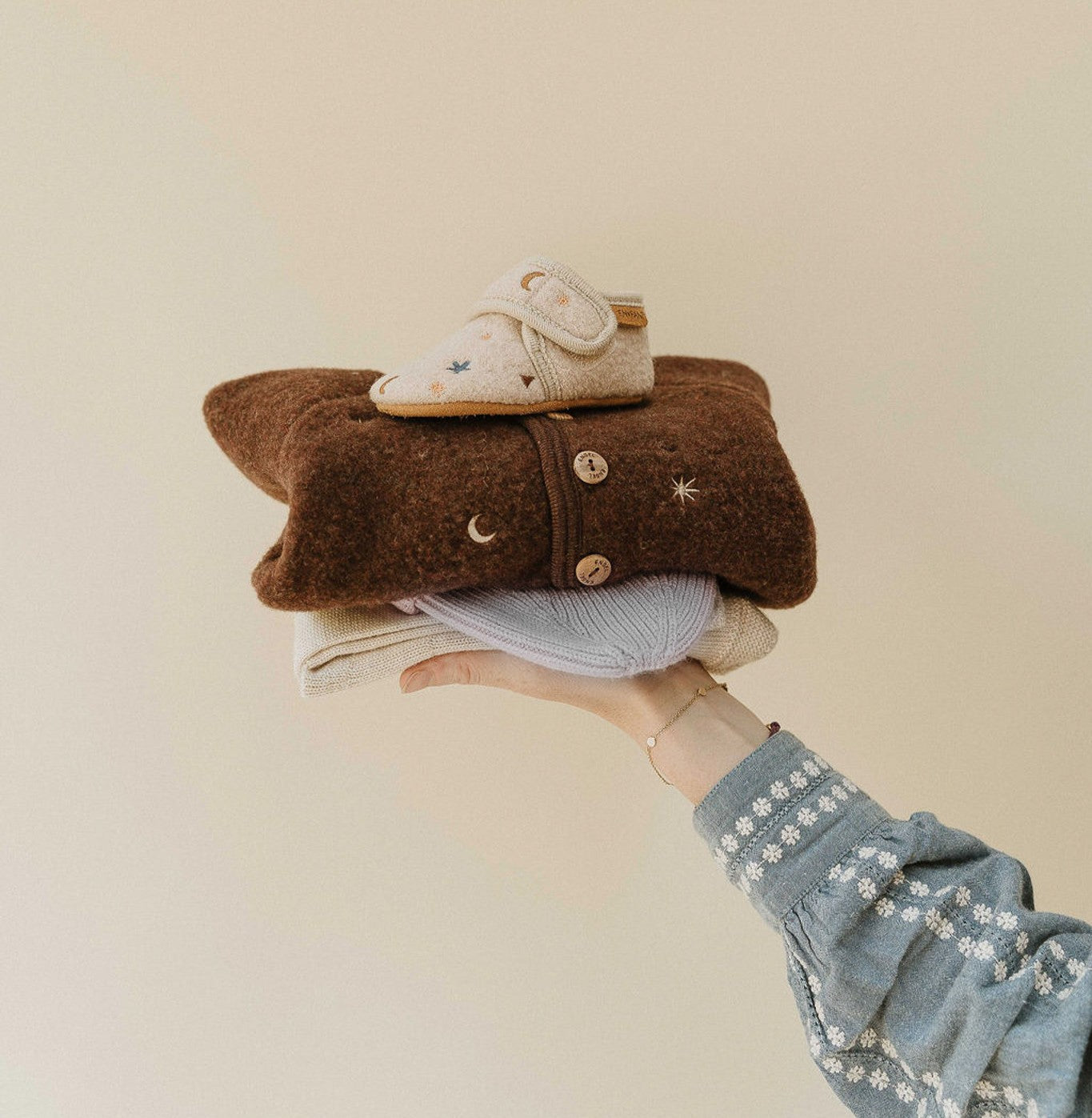 Stapeltje Engel Natur kleding x Enfant slofjes