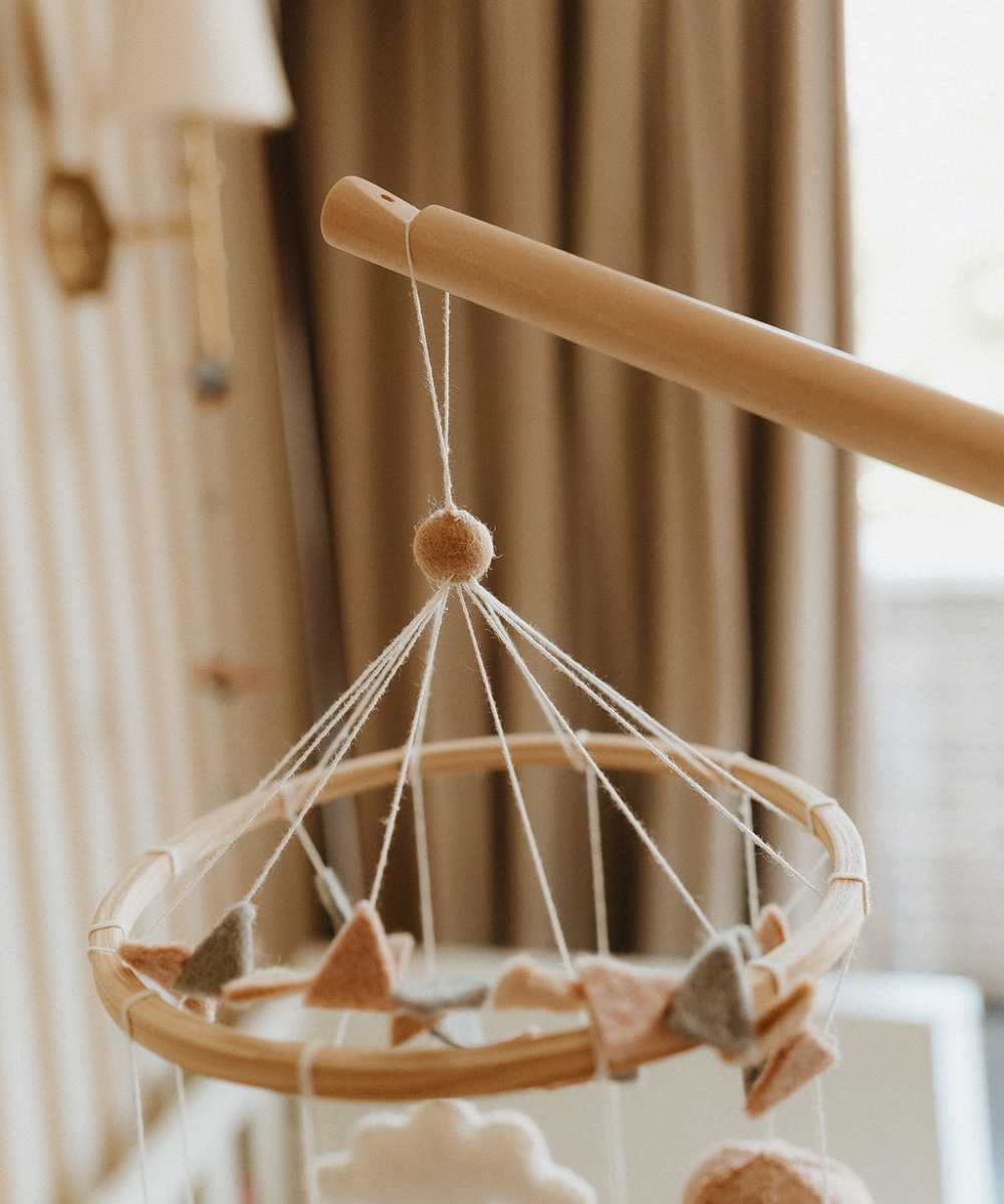 Houten standaard voor babymobiel