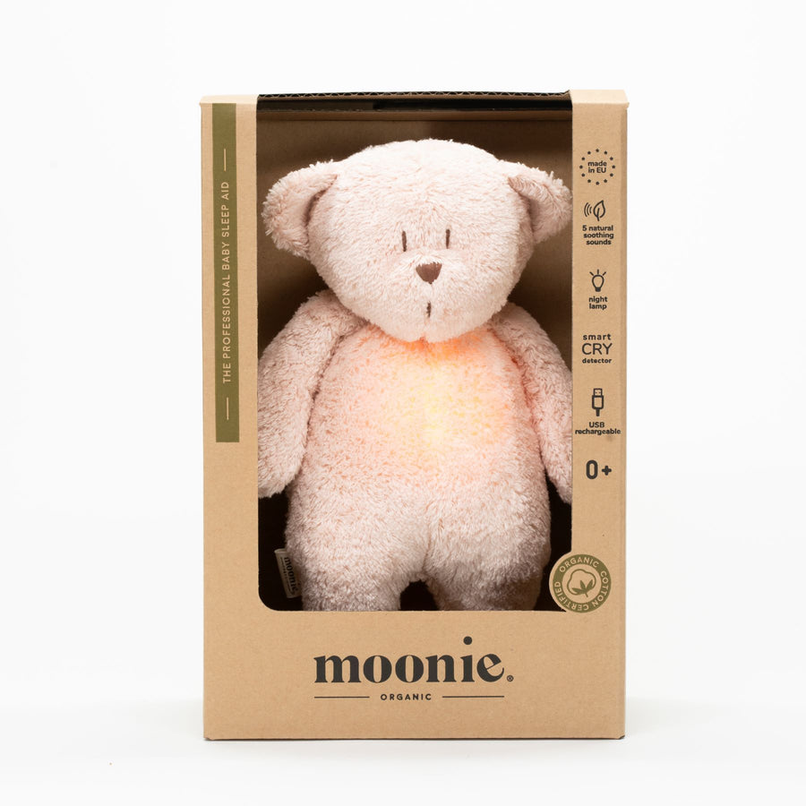 De slaapknuffel van Moonie in de vorm van een beer in de kleur rose voor baby's die rustgevende geluiden maakt die de slaap bevorderen. 