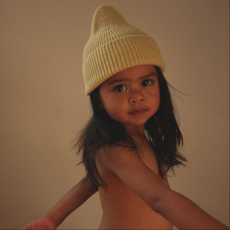 Beanie light yellow hvid voorzijde