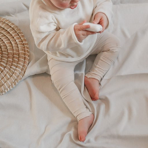 Longsleeve dust voor baby's (kinderen) met een zakje aan de voorzijde van het merk Nixnut.
