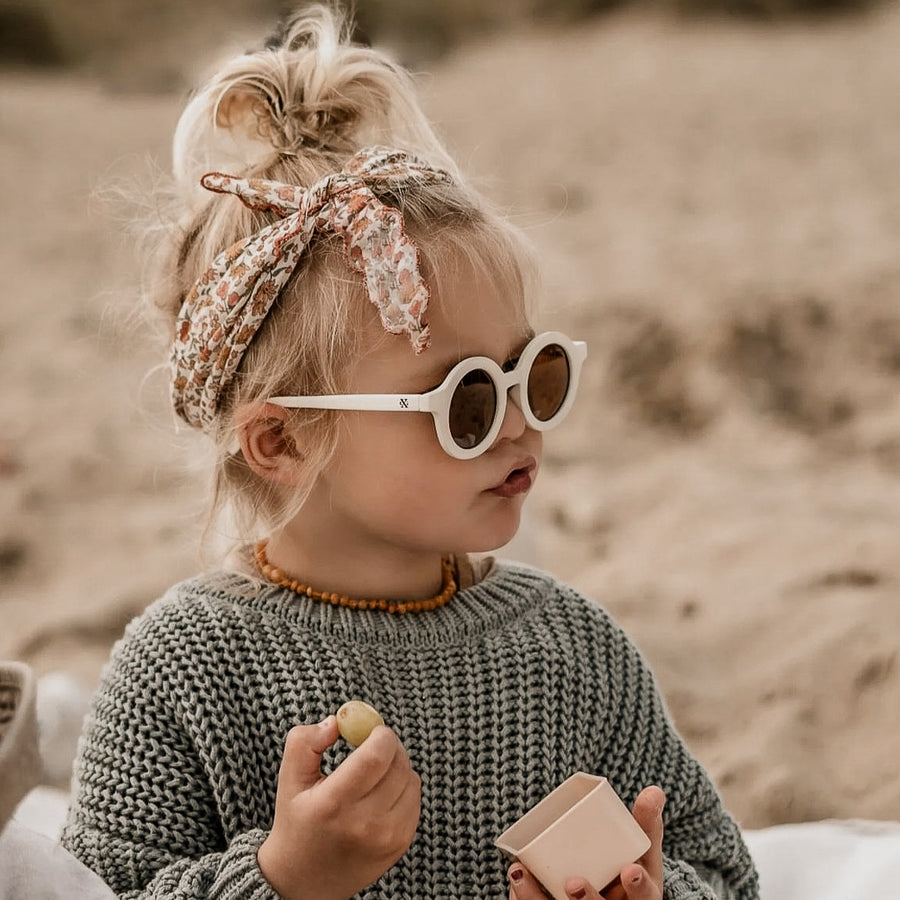 Witte zonnebril voor kinderen met UV bescherming van het merk Grench & Co.