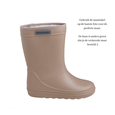 De thermoboots zijn gevoerd met wol aan de binnenzijde. De regenlaarzen zijn van ENFANT en portabella van kleur.