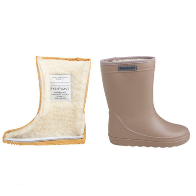 De thermoboots zijn gevoerd met wol aan de binnenzijde. De regenlaarzen zijn van ENFANT en portabella van kleur.