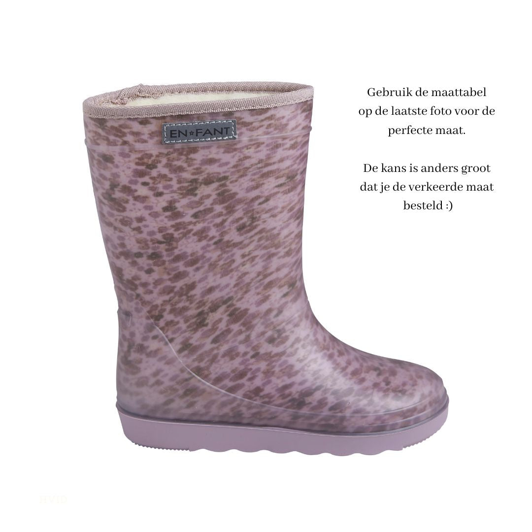 De thermoboots zijn gevoerd met wol aan de binnenzijde. De regenlaarzen zijn van ENFANT en hebben een paars patroon.