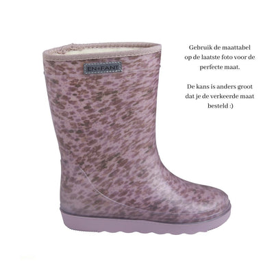 De thermoboots zijn gevoerd met wol aan de binnenzijde. De regenlaarzen zijn van ENFANT en hebben een paars patroon.