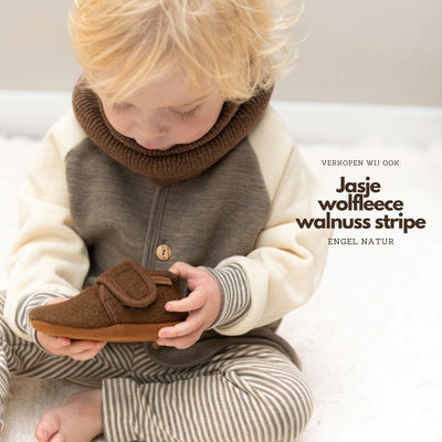 Babyslofjes wool Enfant in de kleur bruin met klittenband sluiting voor baby's.