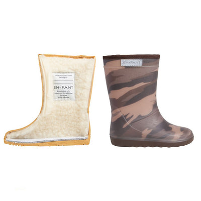 De thermoboots zijn gevoerd met wol aan de binnenzijde. De regenlaarzen zijn van ENFANT en donkerbruin leger van kleur.