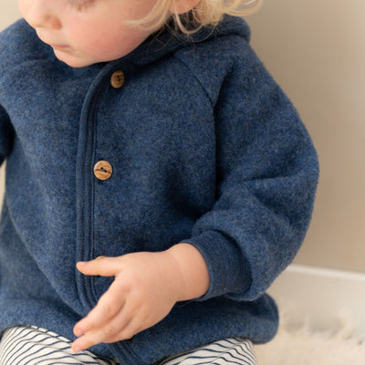 Blauw wolfleece jasje van het merk Engel Natur voor baby's en kinderen 2.