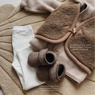 Sand Melange jasje gemaakt van wolfleece van het merk Engel Natur voor baby's.