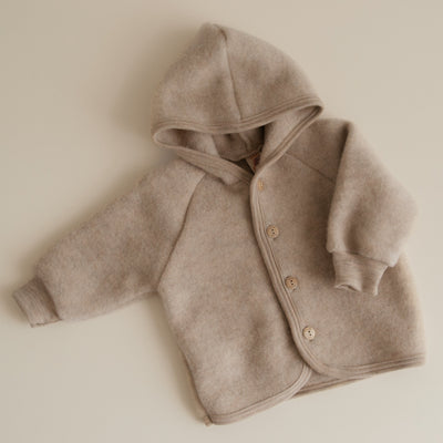 Sand Melange jasje gemaakt van wolfleece van het merk Engel Natur voor baby's schijn.