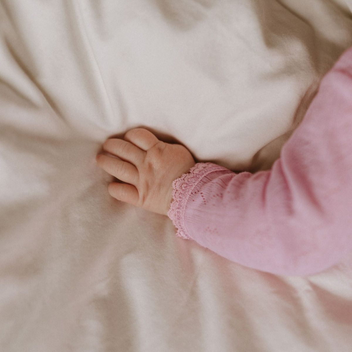 Jumpsuit rose pointelle joha voorzijde handje close up