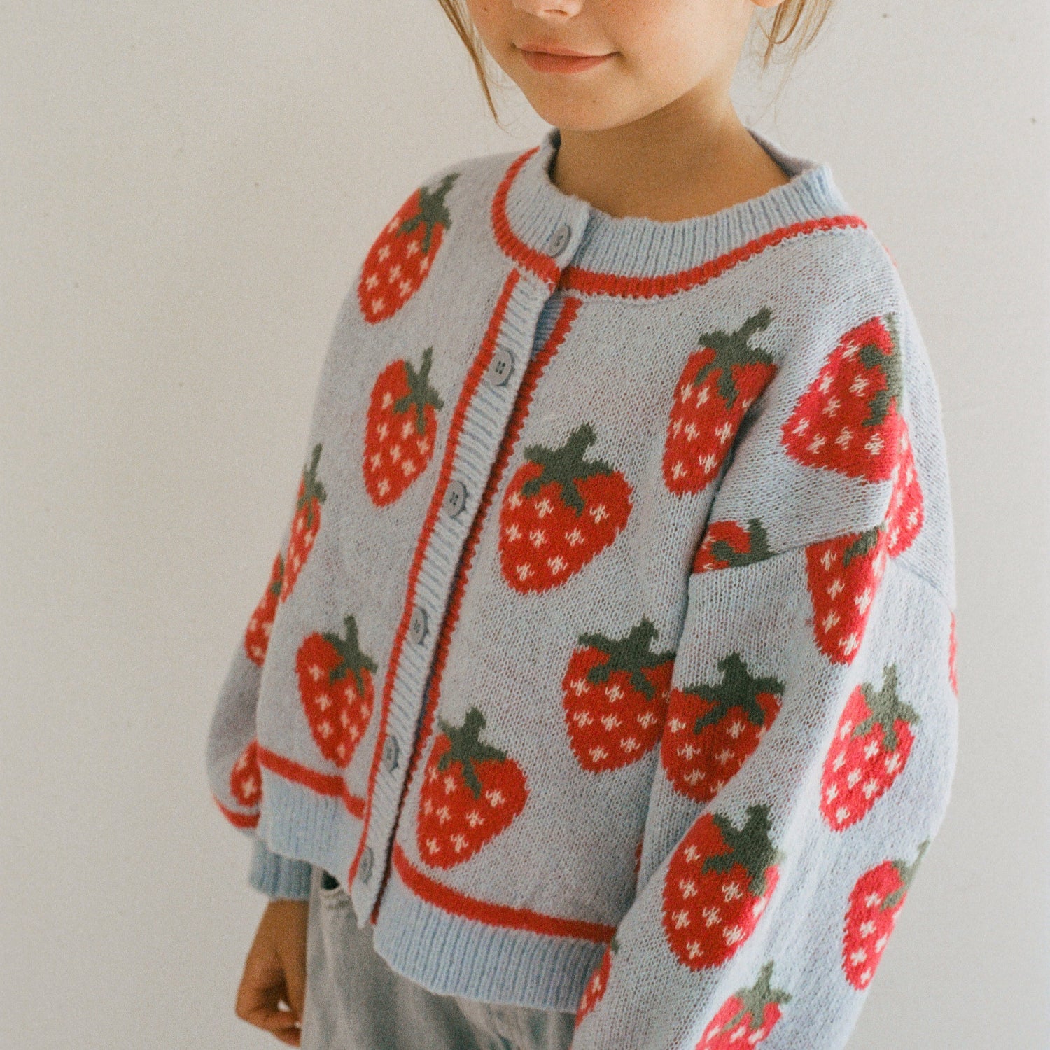 Meisje met het Strawberry Skies cardigan aan 