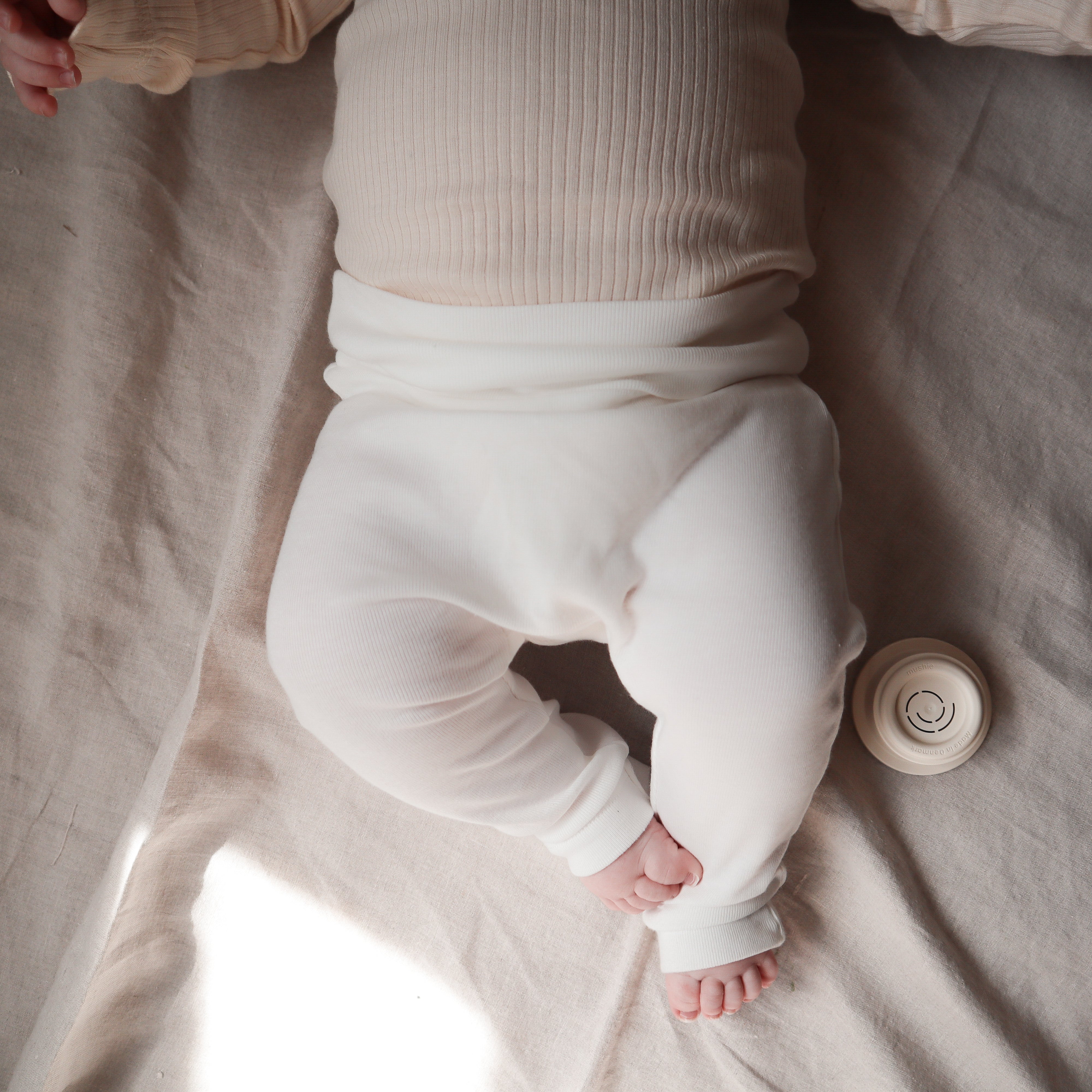 Legging voor baby's (newborn) in het wit zonder voetjes van Mar Mar Copenhagen.