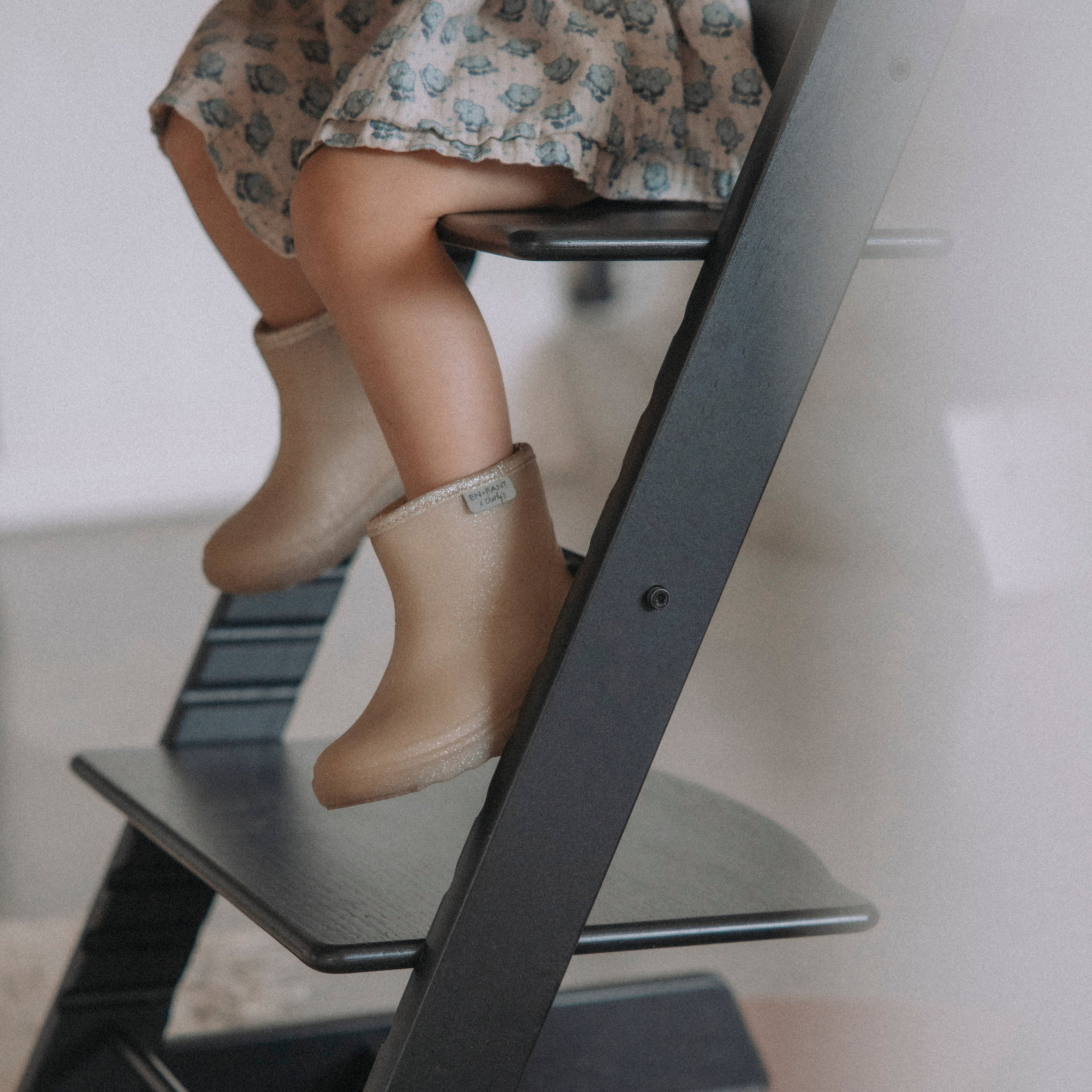 Kindje aan met Limited edition goud short Enfant 