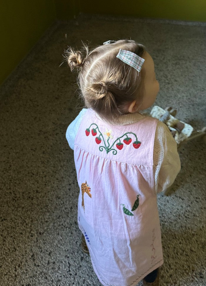 Magda mini jurk pink Sissel eldebo lifestyle achterzijde.