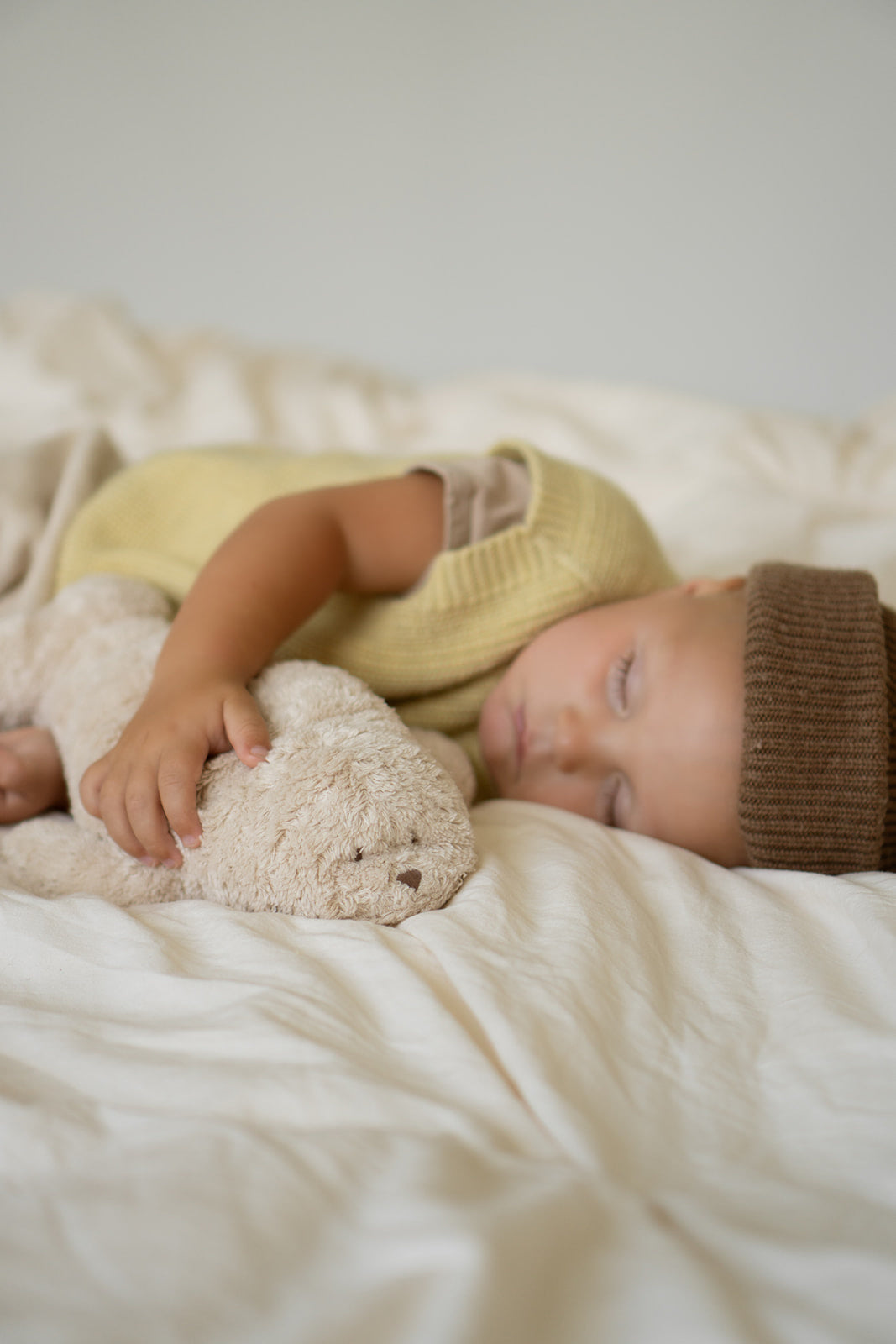 Moonie humming seal sand liggend bij kindje