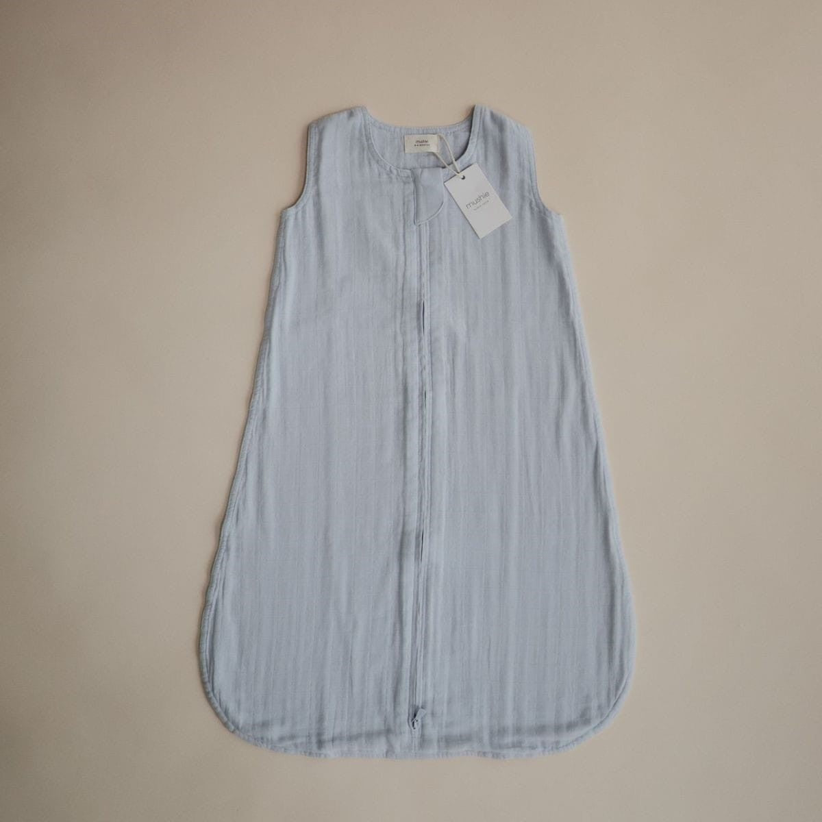 Muslin slaapzak baby blue Mushie voorzijde.