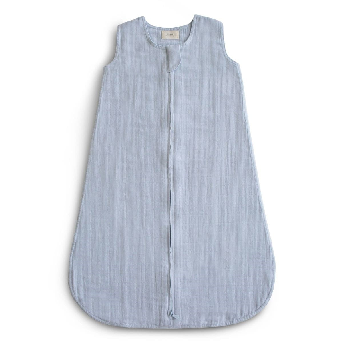 Muslin slaapzak baby blue Mushie voorzijde witte achtergrond.