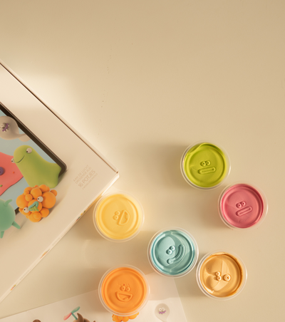 Klein voor kinderen in verschillende potjes en kleuren om mee te knutselen. Deze set bevat vissen om te maken.