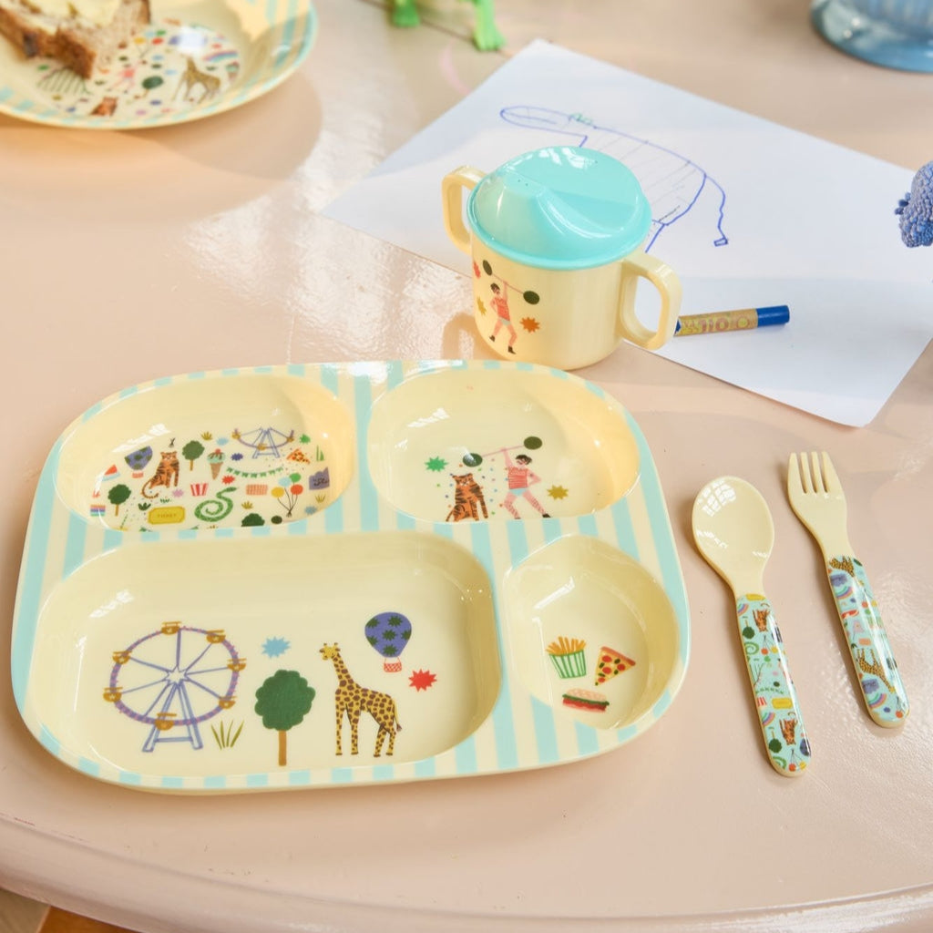 Bordje voor kinderen met 4 vakken ligt op tafel