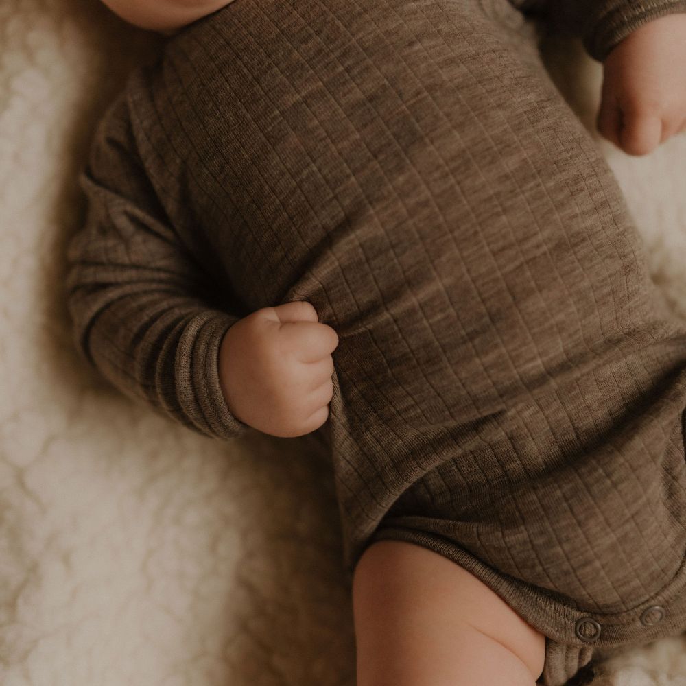 Baby aan Romper 100% wol sesam