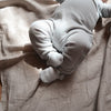 Playsuit (rubetta) voor baby's (newborn) met een strik afwerking aan de zijkant in het Pale Blue van Mar Mar Copenhagen.