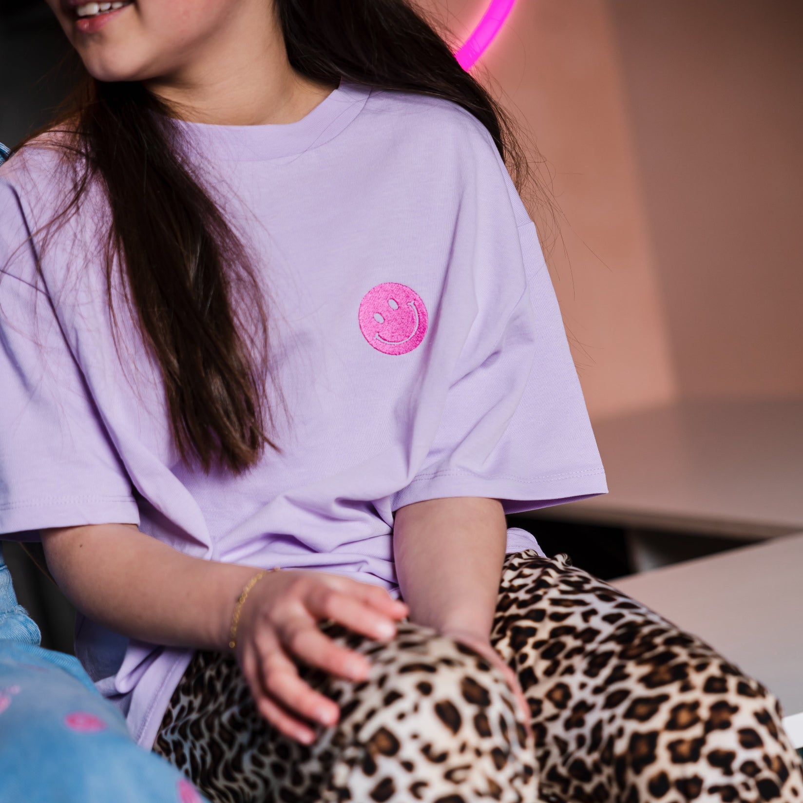 T-shirt smiley lila