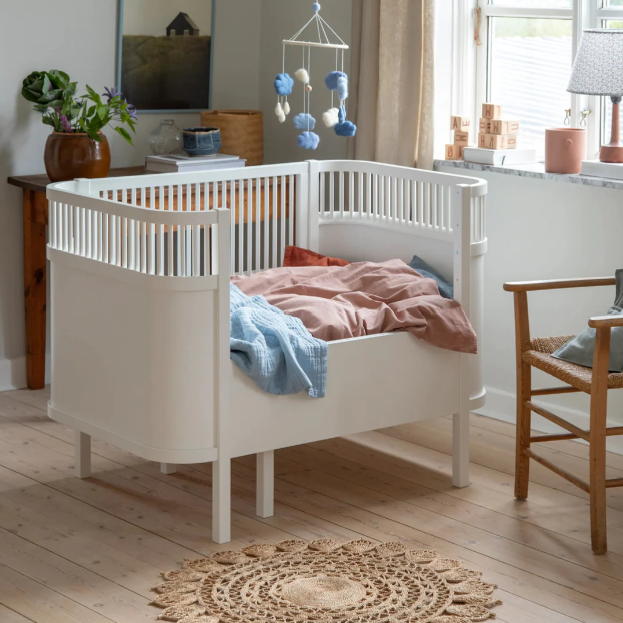 Het Sebra bed gemaakt van Beechwood is te gebruiken vanaf de geboorte en groeit met je kindje mee. Het bed is voorzien van een verstelbare bodem en de verschillende opties maken het mogelijk om hem steeds weer opnieuw te gebruiken.